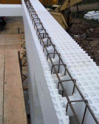 Realizacja domu jednorodzinnego z bloczków styropianowych zalewanych betonem - 6